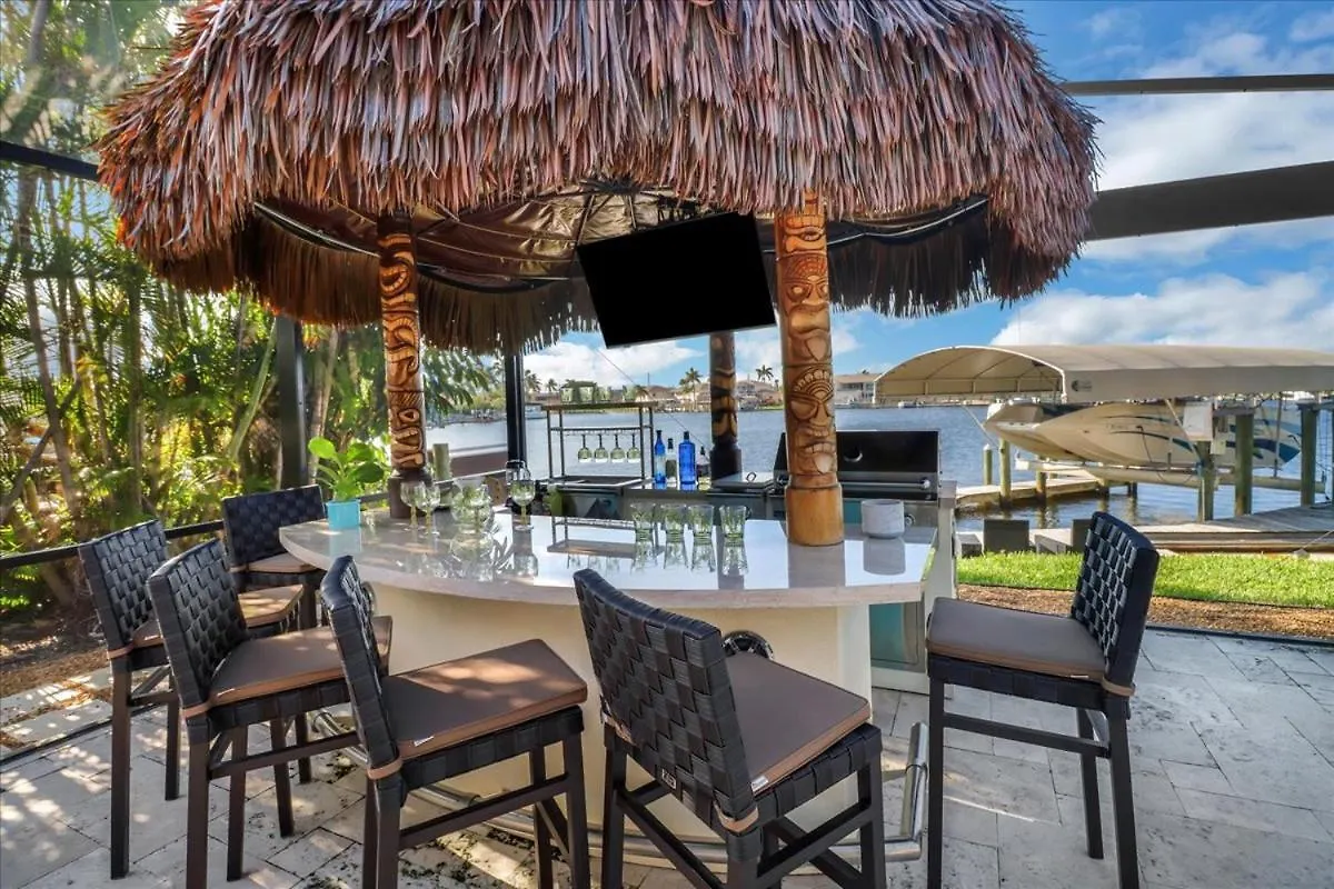 Neptunes Villa-canalfront, Heated Pool, Outdoor Kitchen, Tiki Hut * Cape Coral