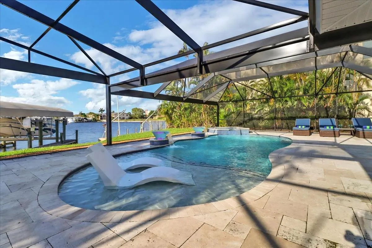 Holiday home Neptunes Villa-canalfront, Heated Pool, Outdoor Kitchen, Tiki Hut