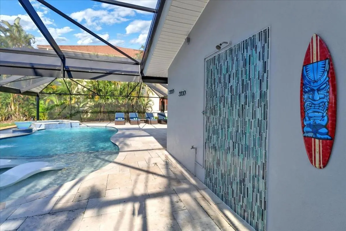 Neptunes Villa-canalfront, Heated Pool, Outdoor Kitchen, Tiki Hut Holiday home *