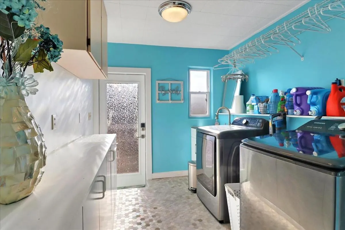 Holiday home Neptunes Villa-canalfront, Heated Pool, Outdoor Kitchen, Tiki Hut *