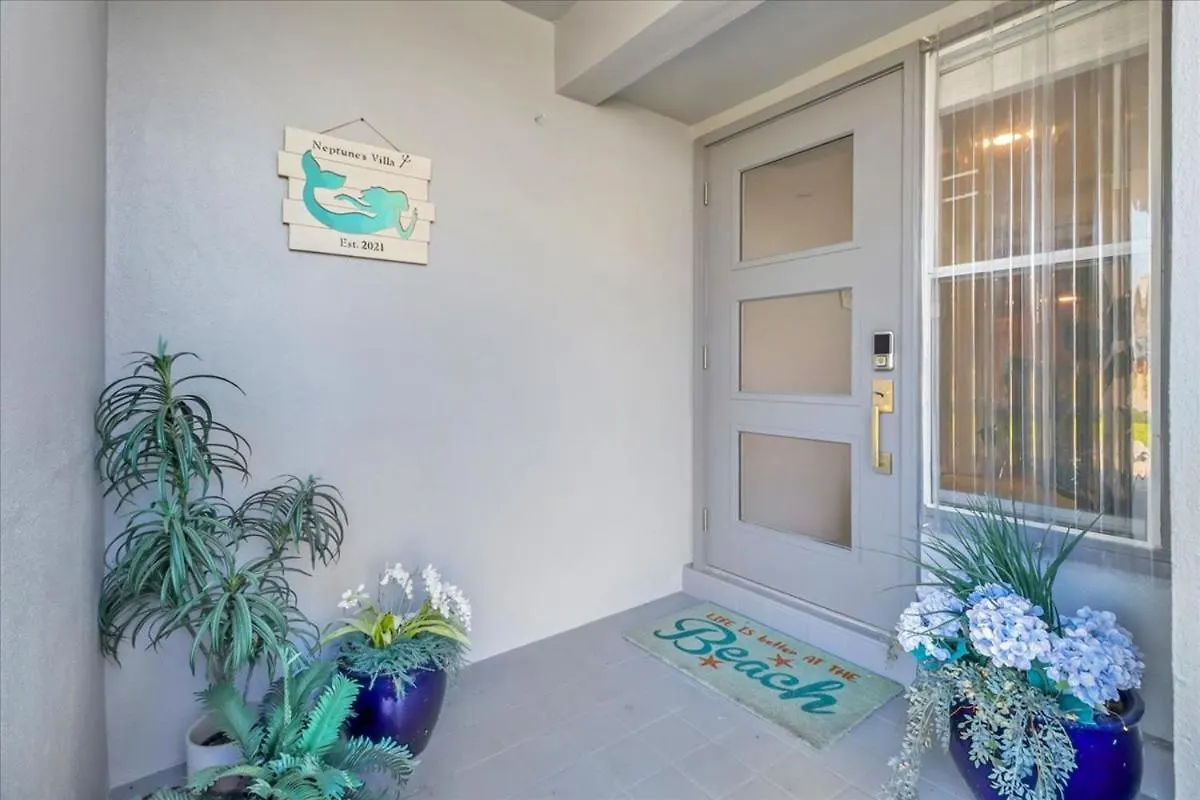 Neptunes Villa-canalfront, Heated Pool, Outdoor Kitchen, Tiki Hut