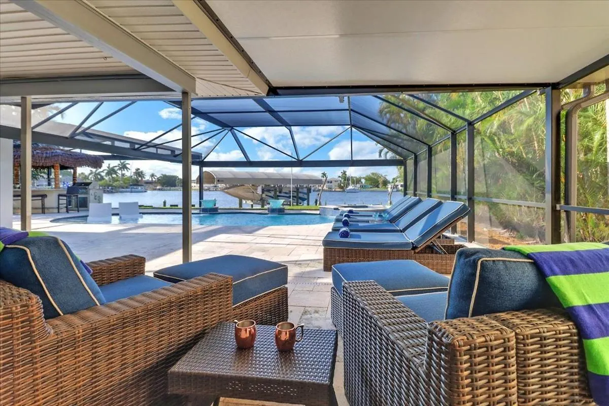Neptunes Villa-canalfront, Heated Pool, Outdoor Kitchen, Tiki Hut Holiday home