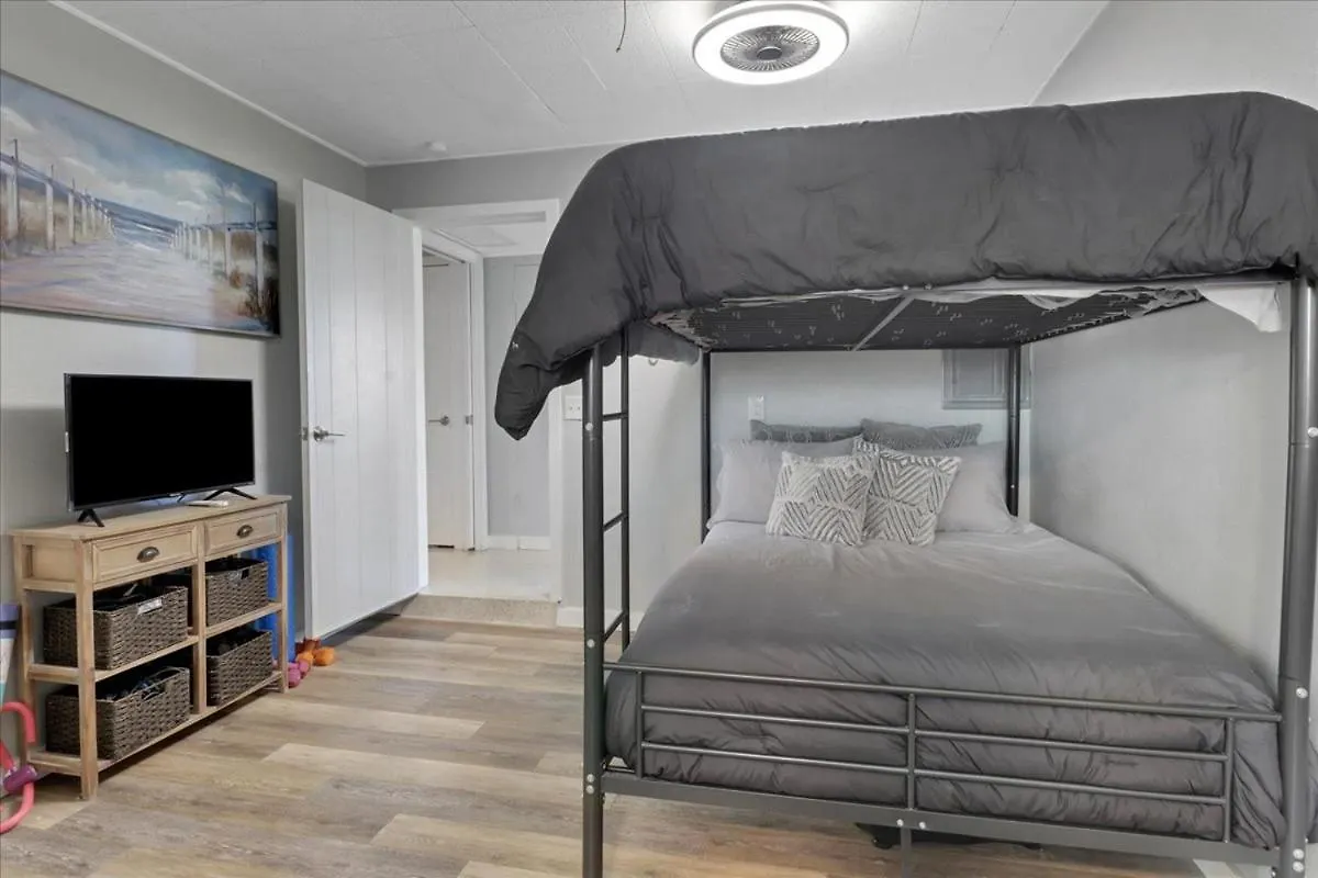 Holiday home Neptunes Villa-canalfront, Heated Pool, Outdoor Kitchen, Tiki Hut