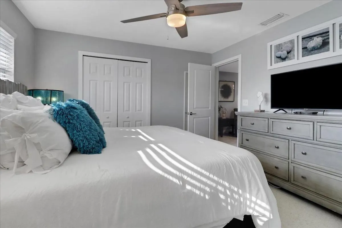 Holiday home Neptunes Villa-canalfront, Heated Pool, Outdoor Kitchen, Tiki Hut *