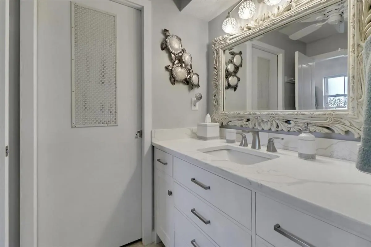 Neptunes Villa-canalfront, Heated Pool, Outdoor Kitchen, Tiki Hut