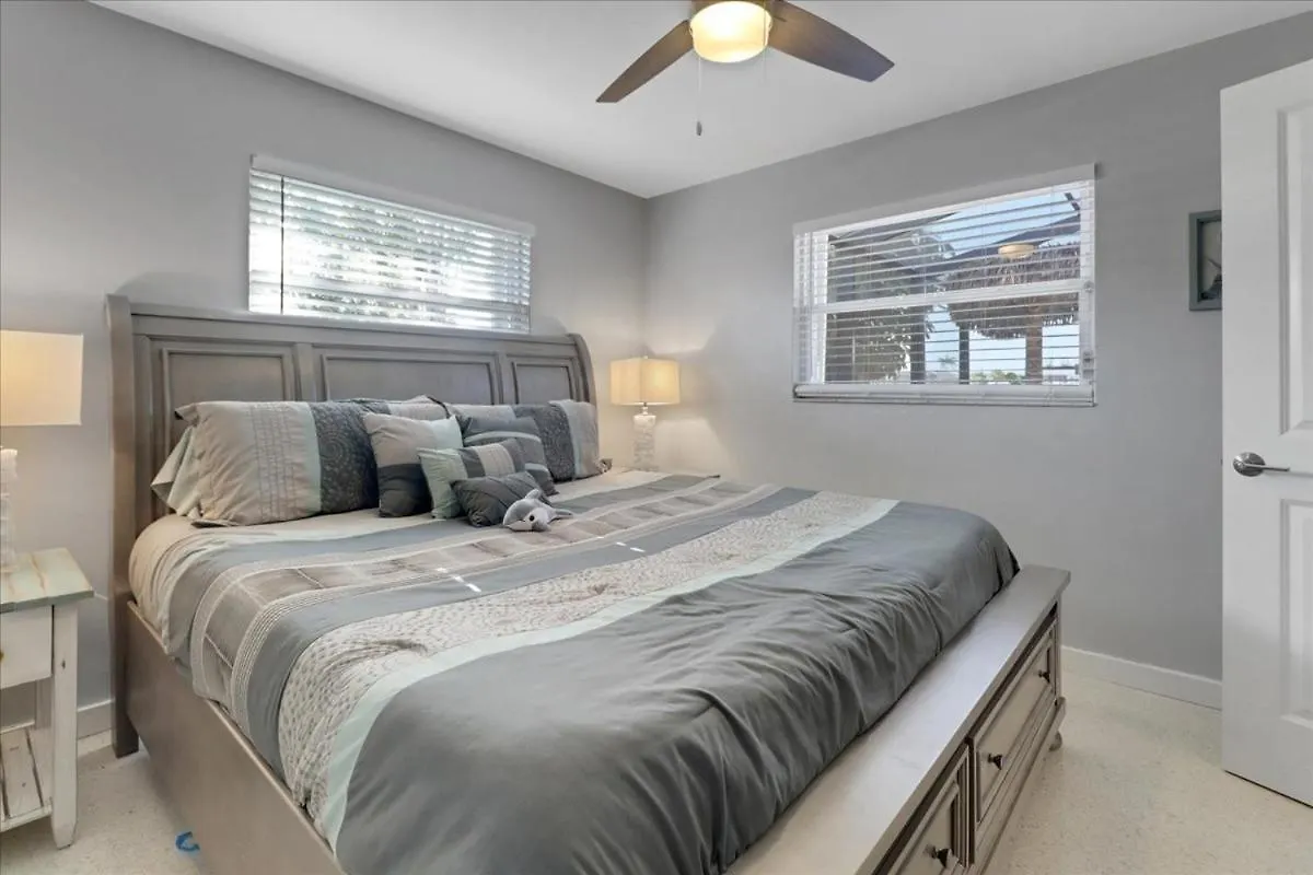 Neptunes Villa-canalfront, Heated Pool, Outdoor Kitchen, Tiki Hut Cape Coral