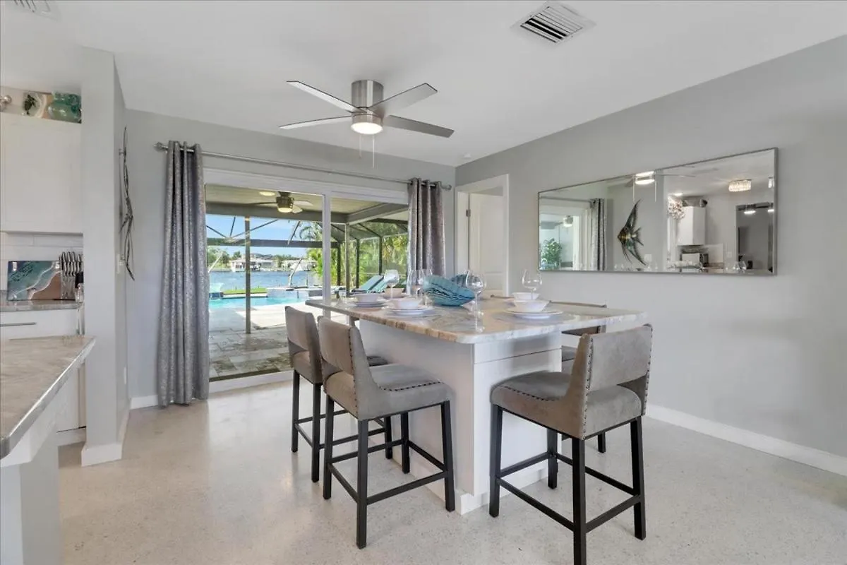 Neptunes Villa-canalfront, Heated Pool, Outdoor Kitchen, Tiki Hut Holiday home Cape Coral