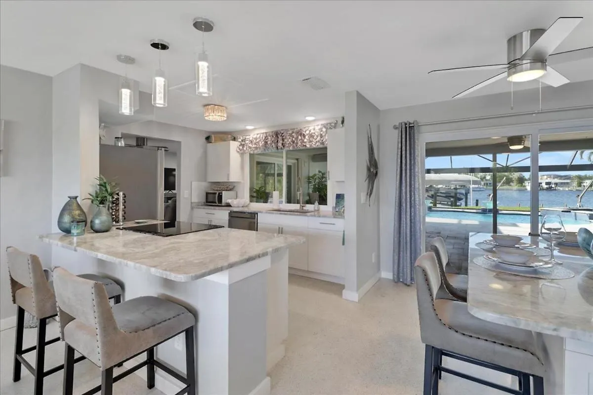 Neptunes Villa-canalfront, Heated Pool, Outdoor Kitchen, Tiki Hut *
