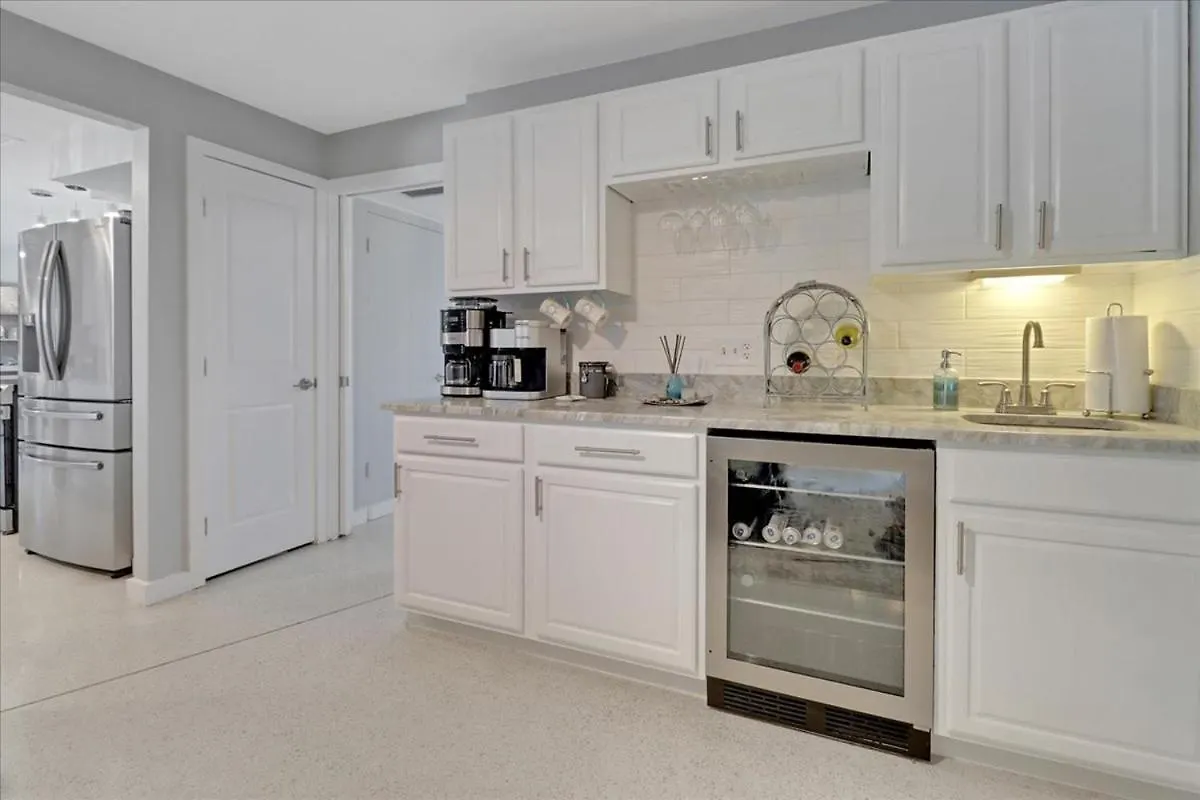 Neptunes Villa-canalfront, Heated Pool, Outdoor Kitchen, Tiki Hut * Cape Coral