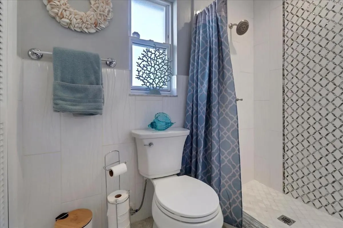 Neptunes Villa-canalfront, Heated Pool, Outdoor Kitchen, Tiki Hut Holiday home