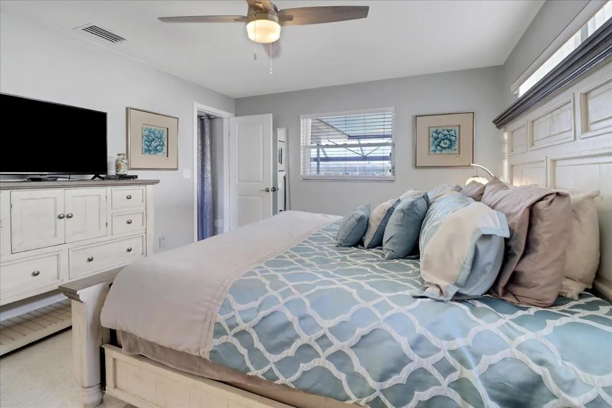 Neptunes Villa-canalfront, Heated Pool, Outdoor Kitchen, Tiki Hut Holiday home *