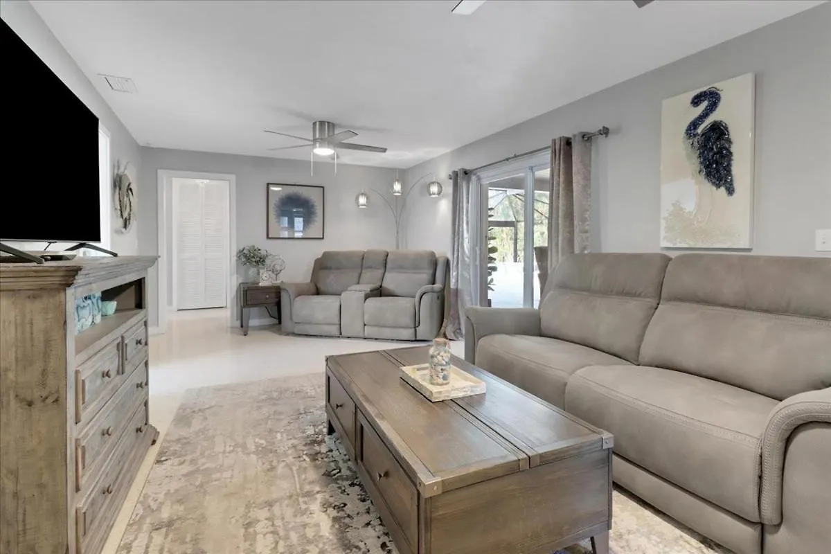 Neptunes Villa-canalfront, Heated Pool, Outdoor Kitchen, Tiki Hut Holiday home Cape Coral