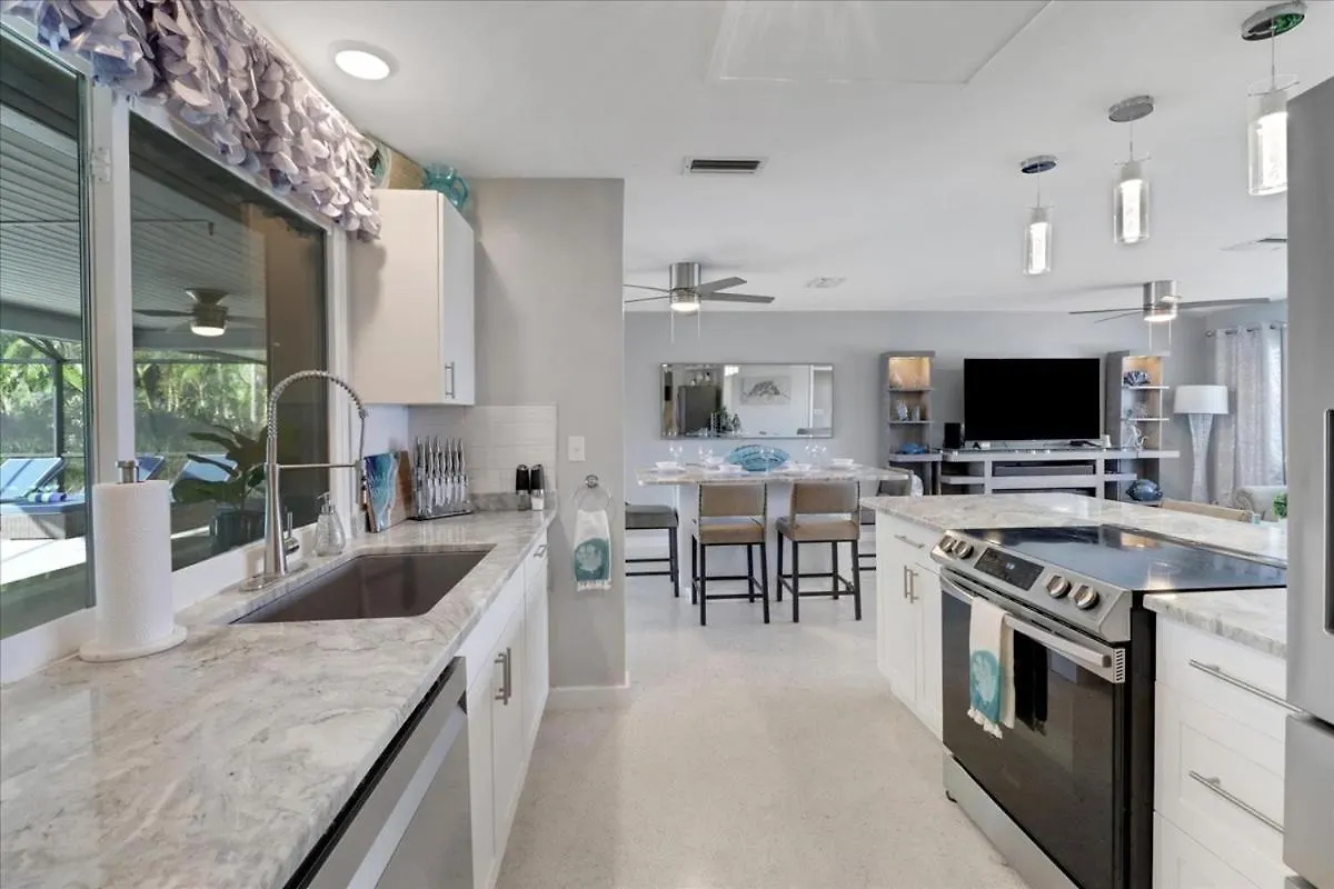 Neptunes Villa-canalfront, Heated Pool, Outdoor Kitchen, Tiki Hut Cape Coral