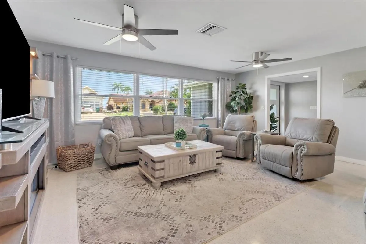 Neptunes Villa-canalfront, Heated Pool, Outdoor Kitchen, Tiki Hut Holiday home