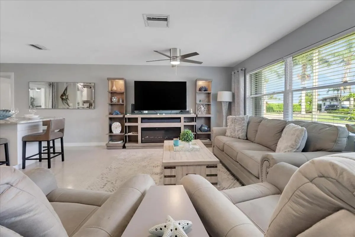 Holiday home Neptunes Villa-canalfront, Heated Pool, Outdoor Kitchen, Tiki Hut *
