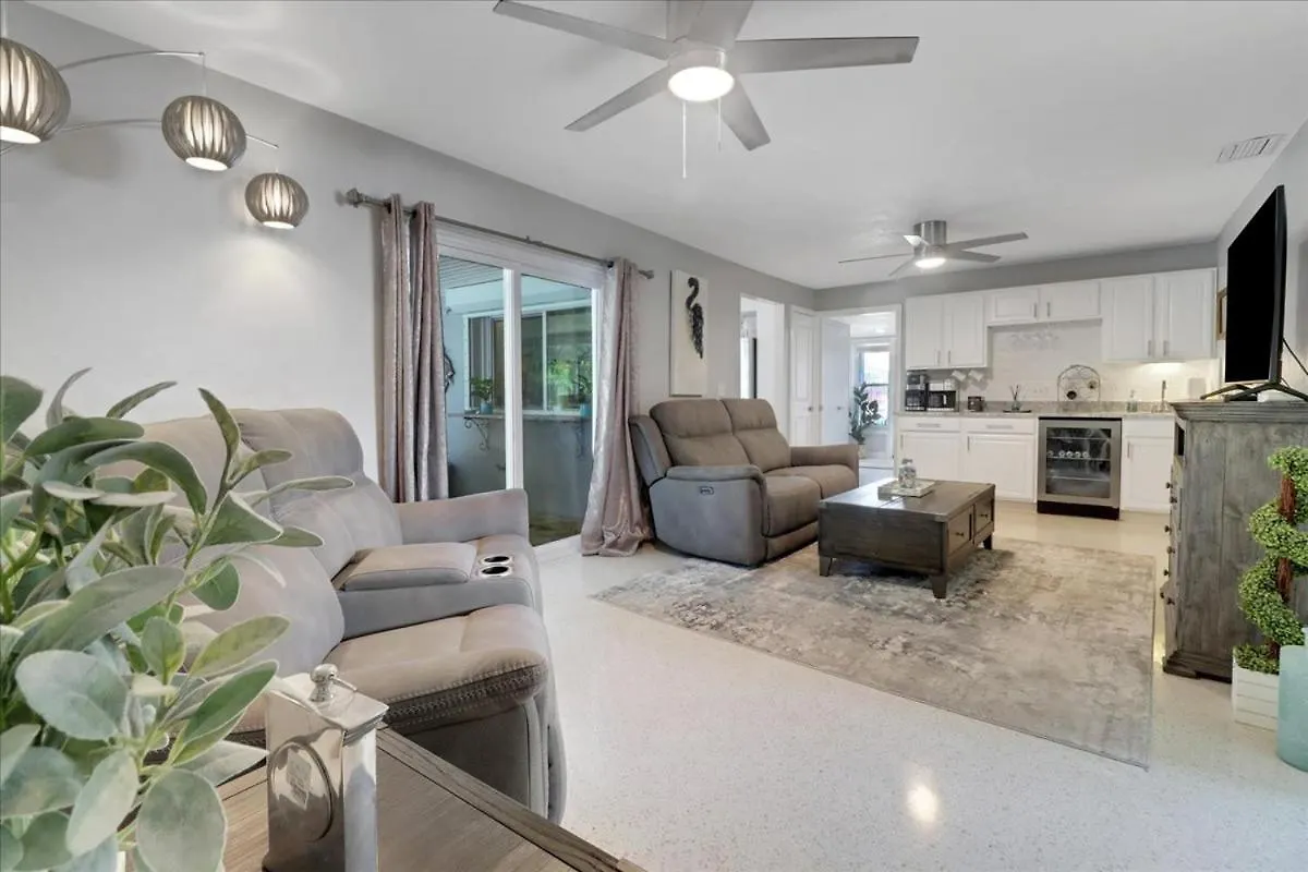 Neptunes Villa-canalfront, Heated Pool, Outdoor Kitchen, Tiki Hut *