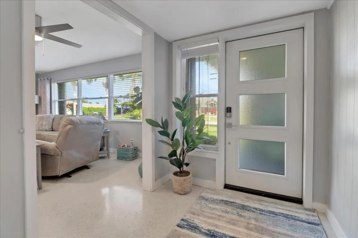 Neptunes Villa-canalfront, Heated Pool, Outdoor Kitchen, Tiki Hut Cape Coral