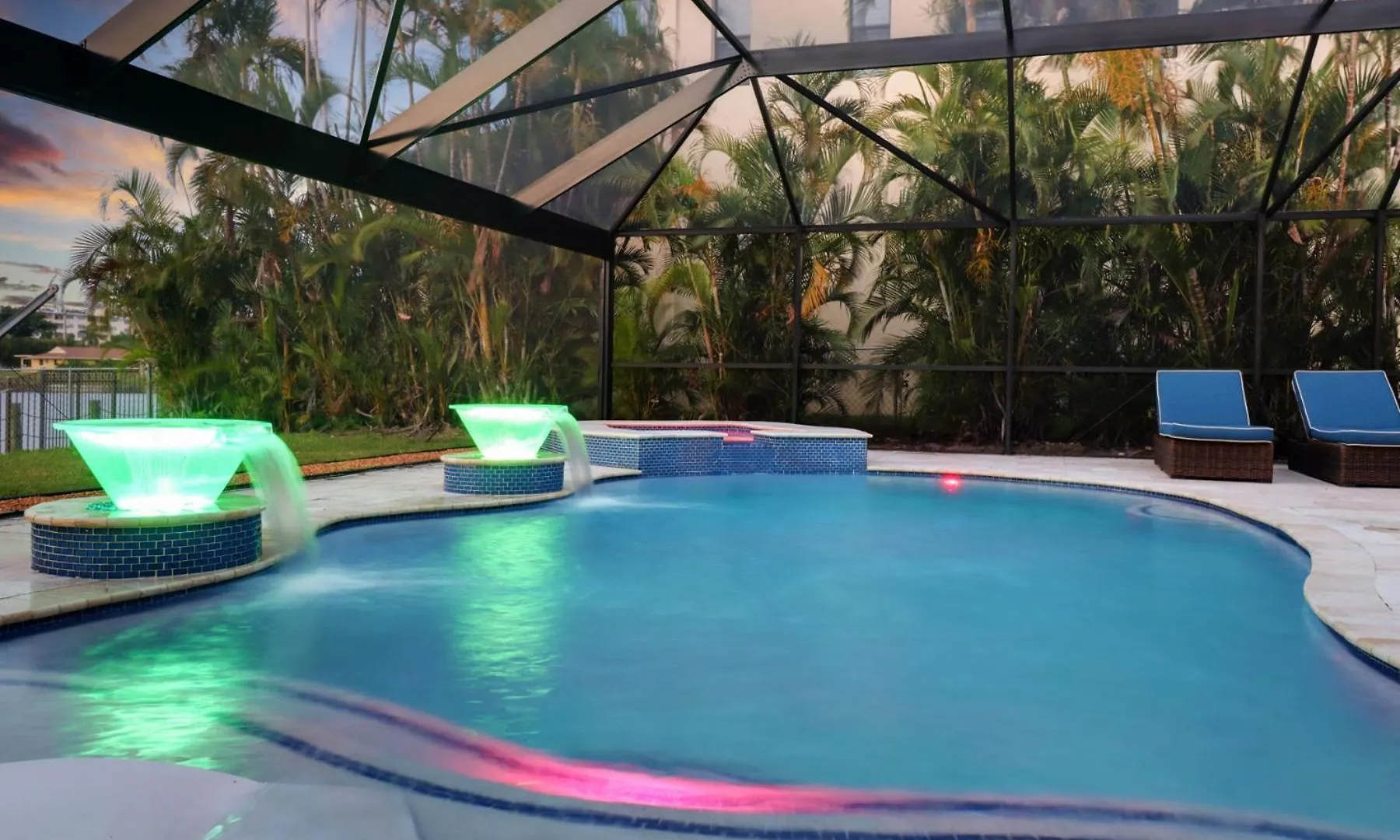 Neptunes Villa-canalfront, Heated Pool, Outdoor Kitchen, Tiki Hut Holiday home Cape Coral