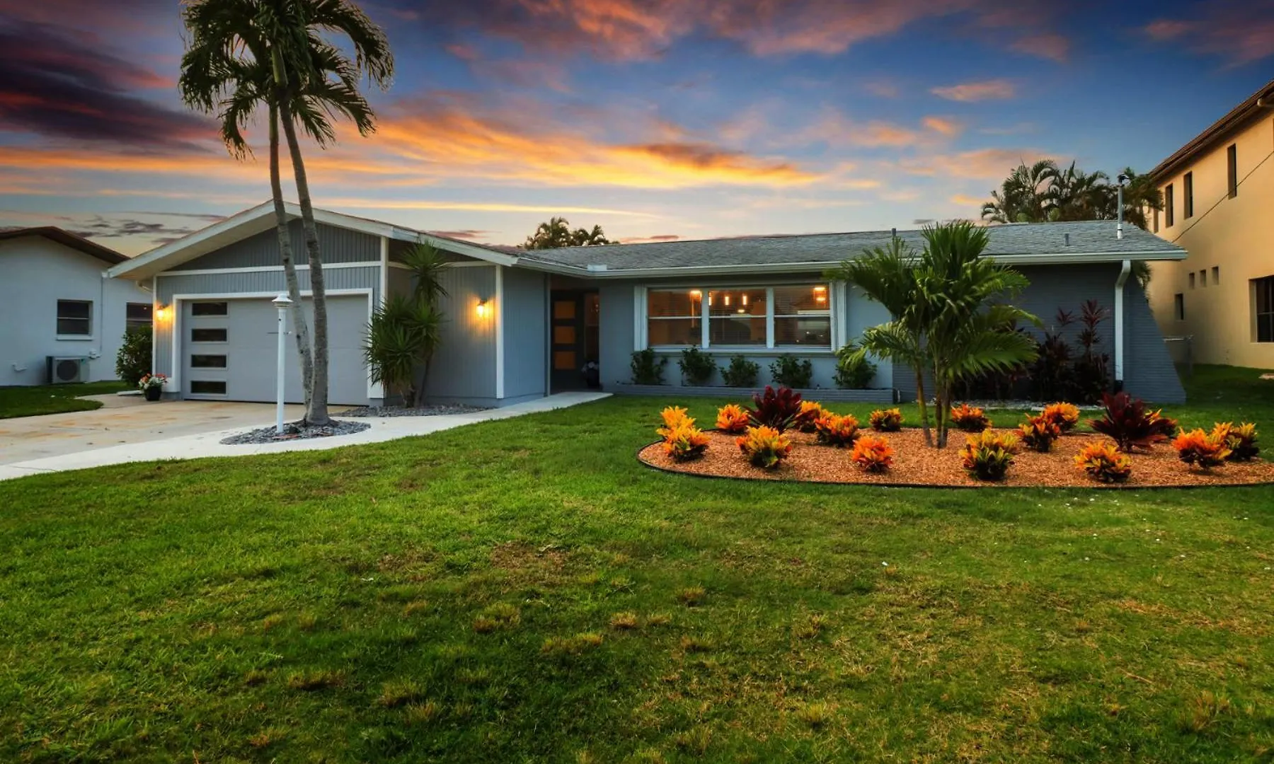 Neptunes Villa-canalfront, Heated Pool, Outdoor Kitchen, Tiki Hut Cape Coral