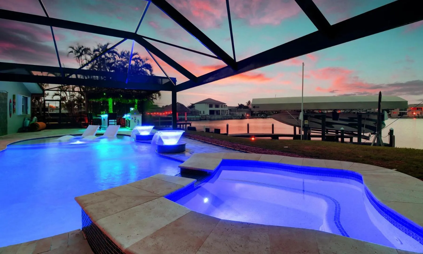 Neptunes Villa-canalfront, Heated Pool, Outdoor Kitchen, Tiki Hut * Cape Coral