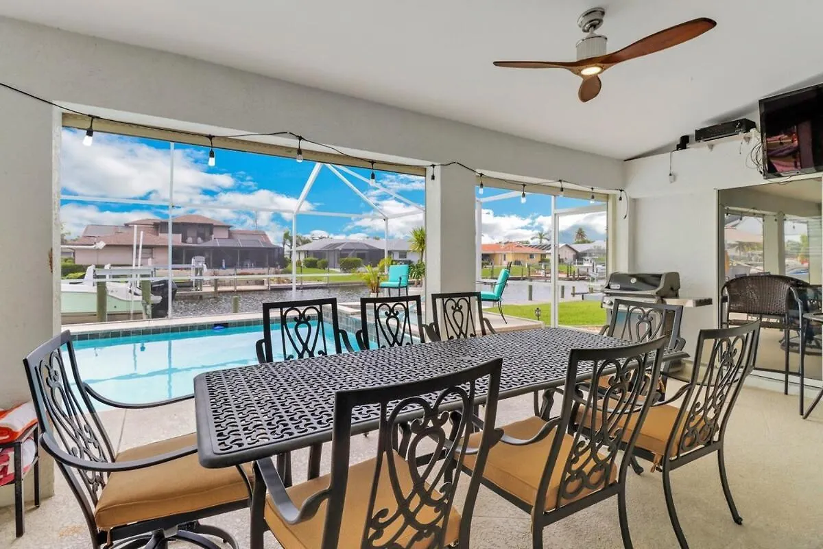 Cape Escape-canalfront, Dock, Gulf Access, Pool, Spa, Lanai, Holiday home