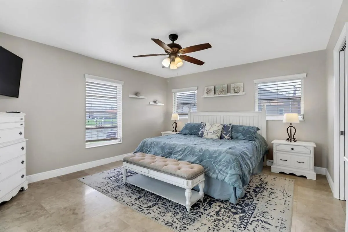 Holiday home Cape Escape-canalfront, Dock, Gulf Access, Pool, Spa, Lanai, Cape Coral