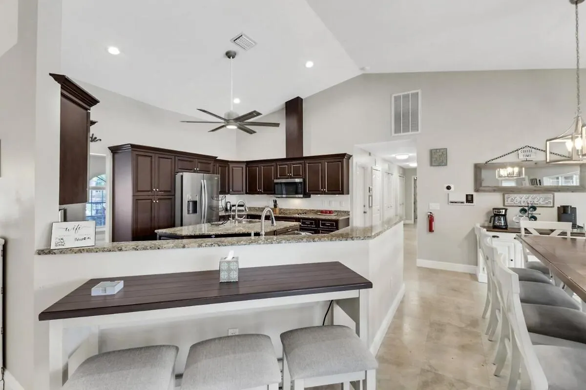 Cape Escape-canalfront, Dock, Gulf Access, Pool, Spa, Lanai, Holiday home