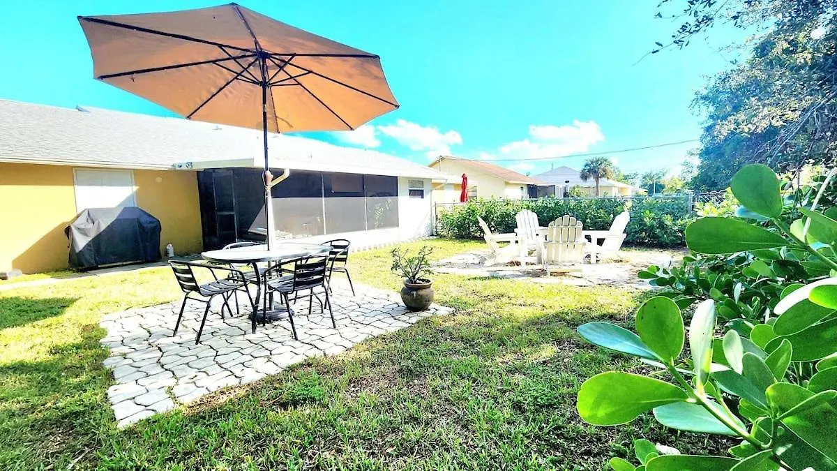 Coastal Charm Cozy Private In Cape Coral