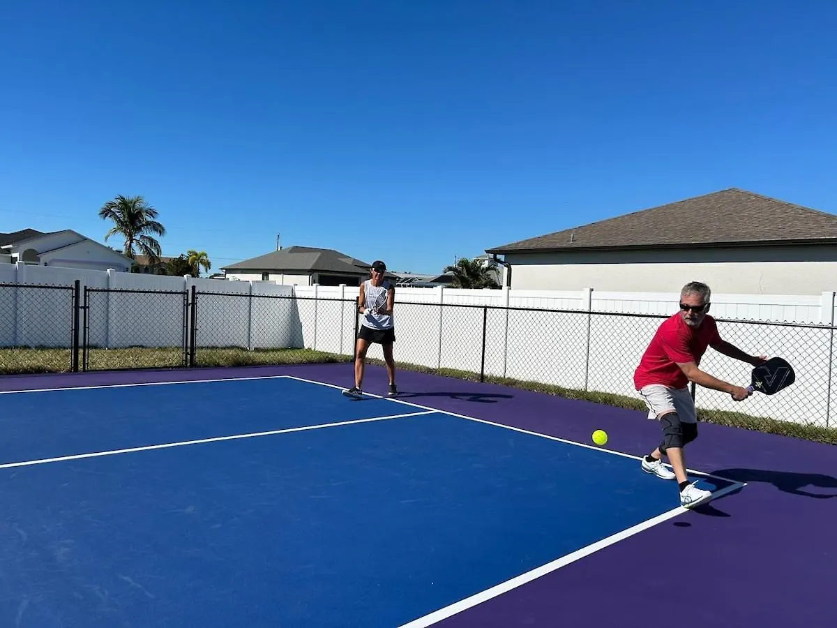 4br 3ba Cape House-pickleball Court-pool-hot Tub Holiday home Cape Coral