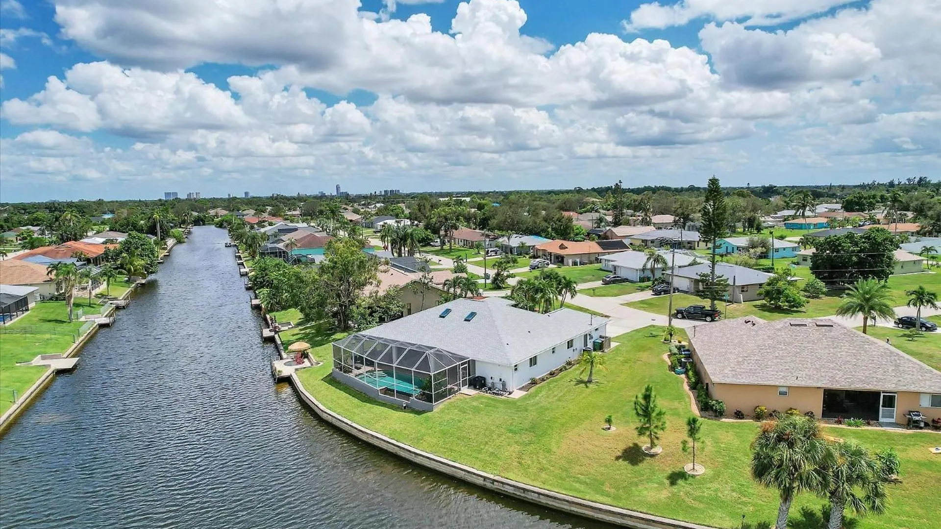 Private Pool On Canal 3br Holiday home Cape Coral