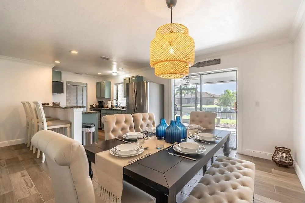 Canal Waterfront Serenity Retreat Holiday home *
