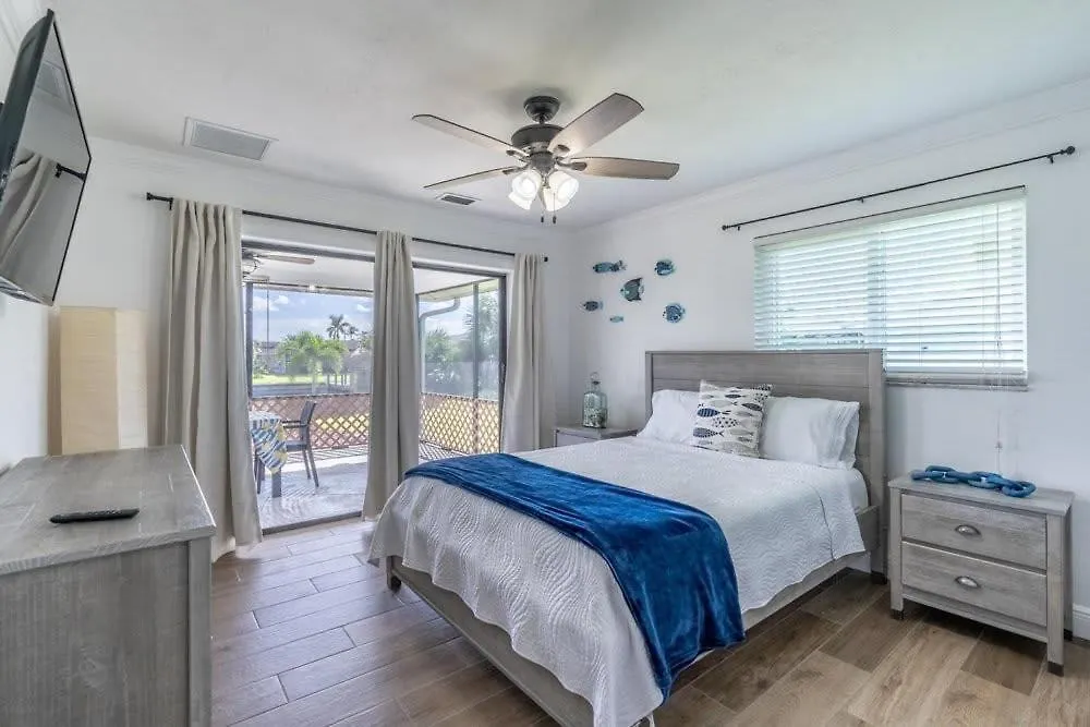 Holiday home Canal Waterfront Serenity Retreat