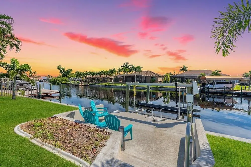 Canal Waterfront Serenity Retreat Holiday home *
