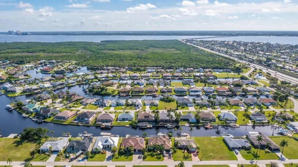 Holiday home Canal Waterfront Serenity Retreat