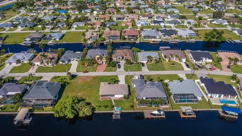 Canal Waterfront Serenity Retreat Holiday home *