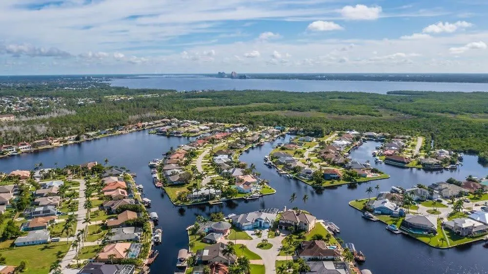 Holiday home Canal Waterfront Serenity Retreat