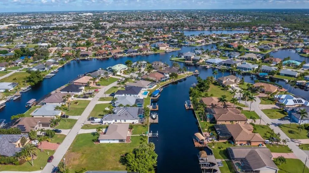 Canal Waterfront Serenity Retreat Holiday home *