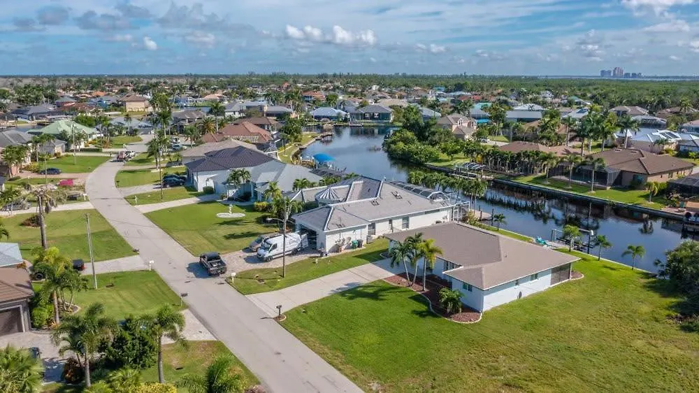 Canal Waterfront Serenity Retreat *