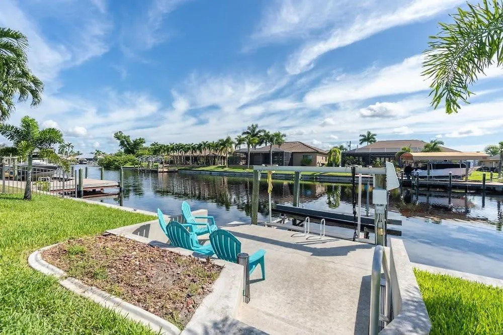 Canal Waterfront Serenity Retreat Holiday home *