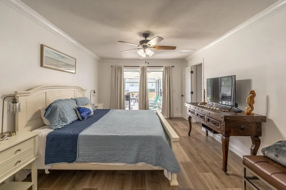 Canal Waterfront Serenity Retreat Holiday home *