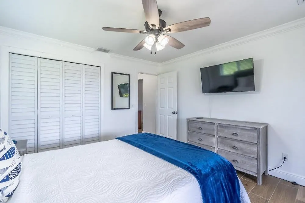 Canal Waterfront Serenity Retreat Holiday home *