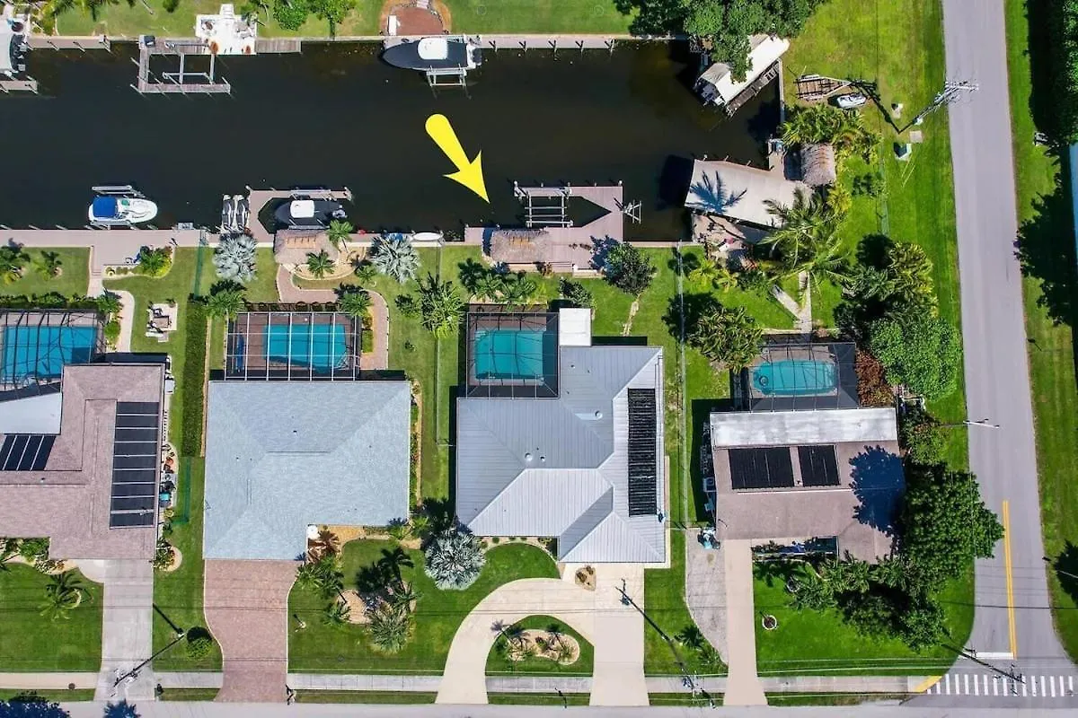 Heated Pool, Gulf Access, Dock, Tiki Hut - The Lucky Pelican - Roelens Holiday home *