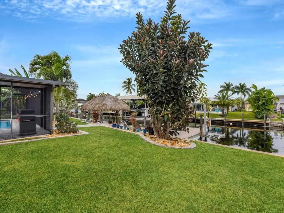 Holiday home Heated Pool, Gulf Access, Dock, Tiki Hut - The Lucky Pelican - Roelens *