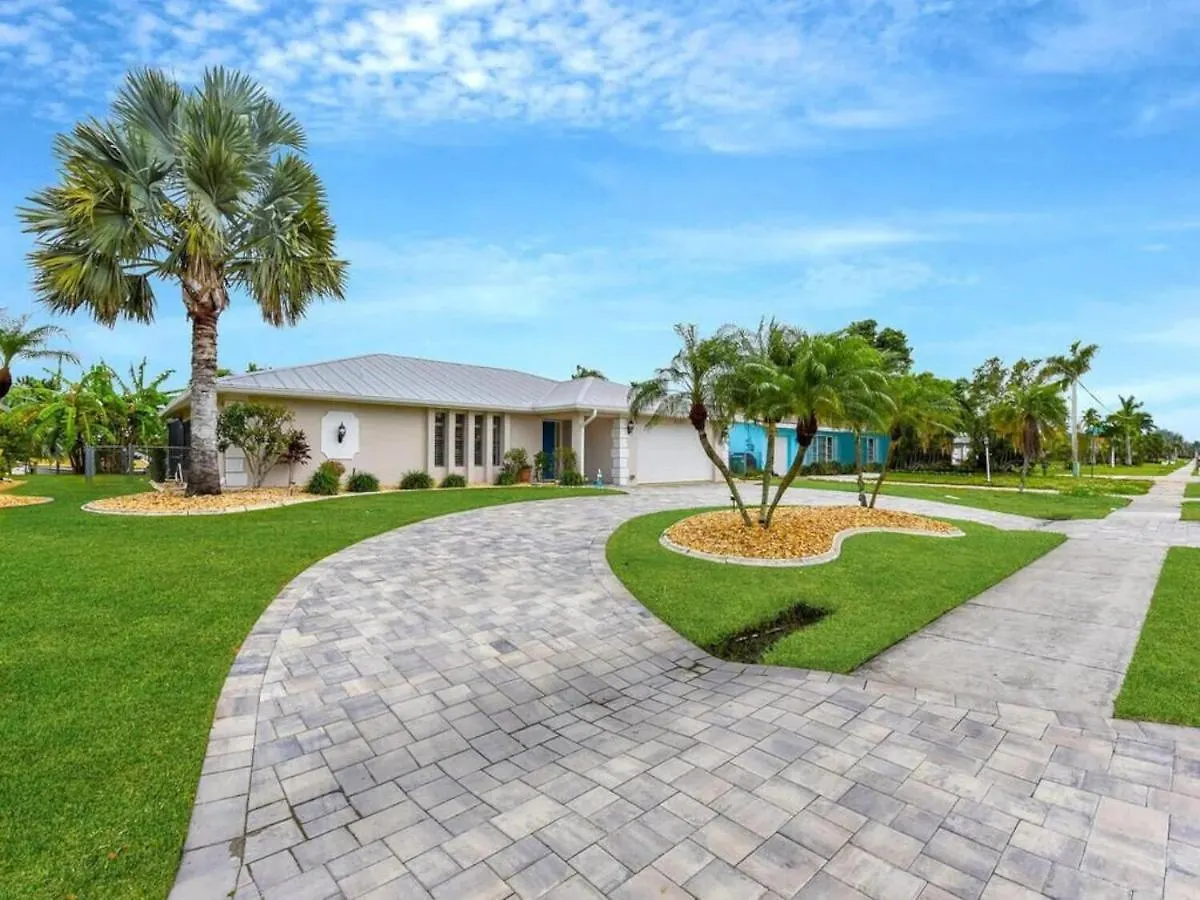 Holiday home Heated Pool, Gulf Access, Dock, Tiki Hut - The Lucky Pelican - Roelens Cape Coral