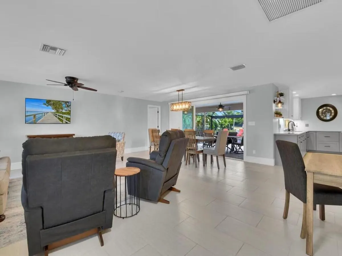 Heated Pool, Gulf Access, Dock, Tiki Hut - The Lucky Pelican - Roelens Holiday home *