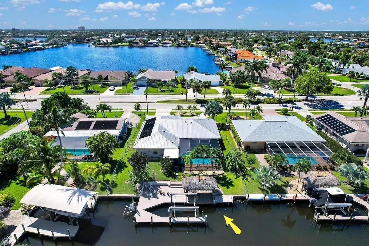 Holiday home Heated Pool, Gulf Access, Dock, Tiki Hut - The Lucky Pelican - Roelens *