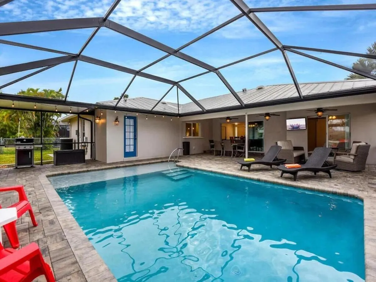 Holiday home Heated Pool, Gulf Access, Dock, Tiki Hut - The Lucky Pelican - Roelens *