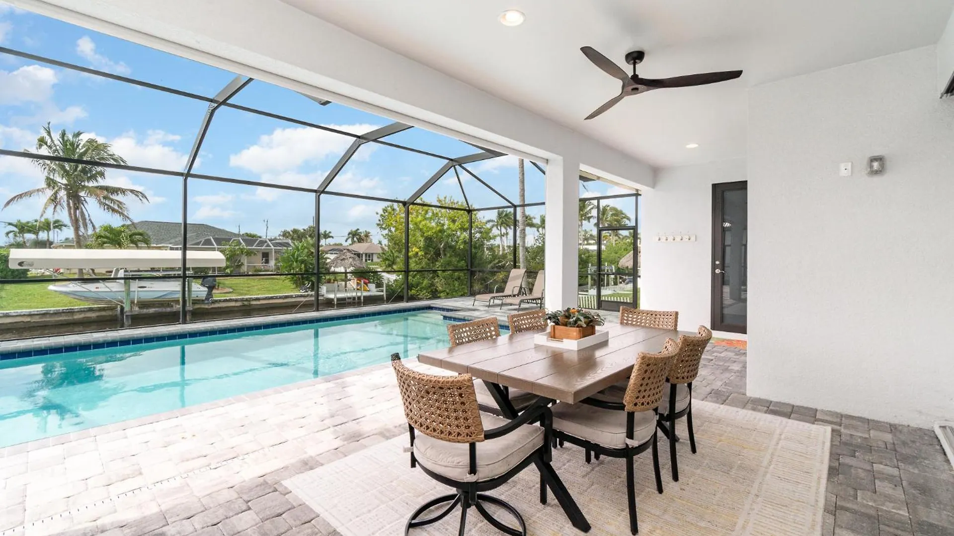 Luxurious 4br,3ba At Waterfront, Blue Lagoon Villa Cape Coral