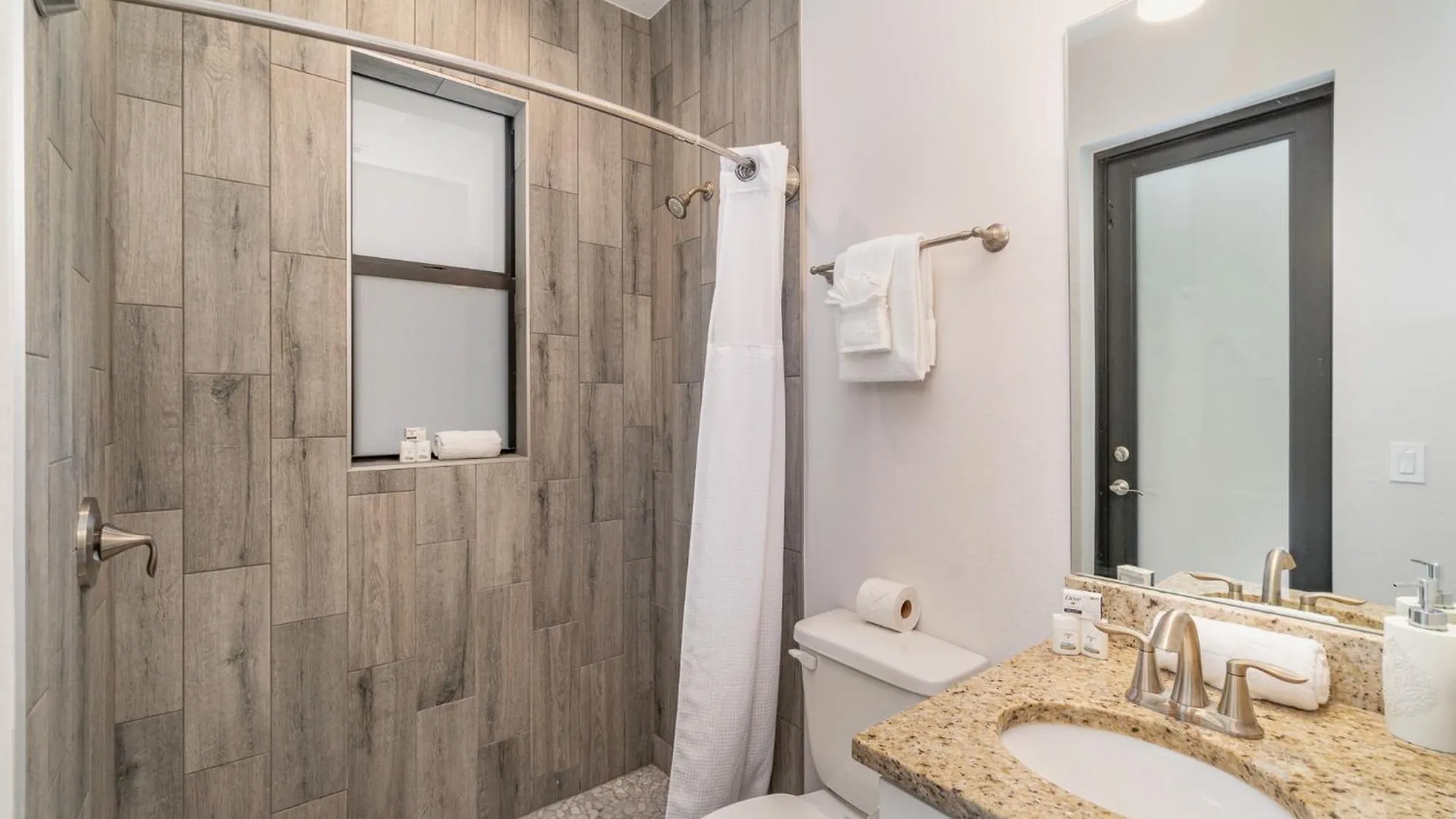Luxurious 4br,3ba At Waterfront, Blue Lagoon