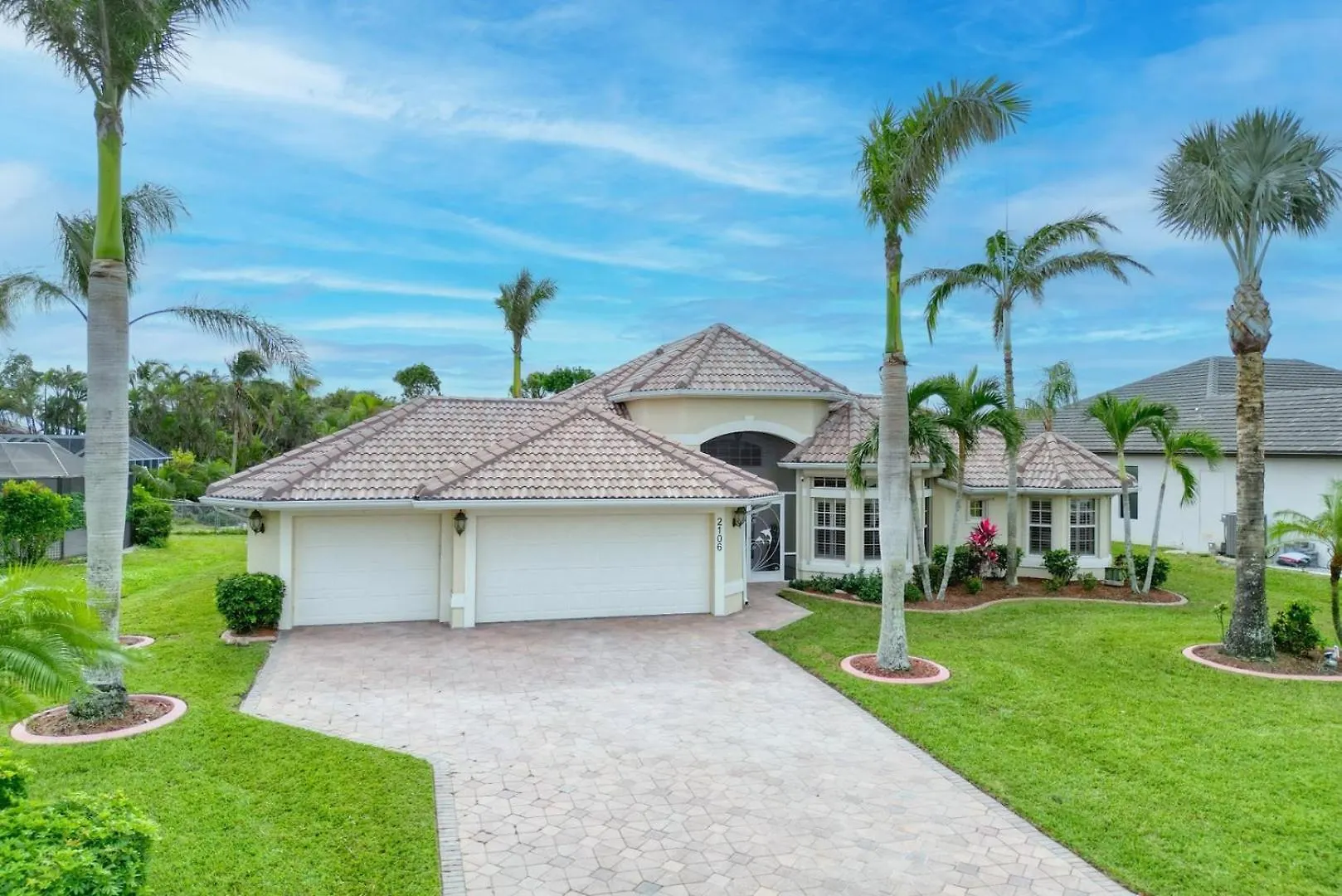 Newly Renovated 3 Bed/3 Bath In The Four Mile Cove Area W. Heated Pool And Spa. Gulf Access!